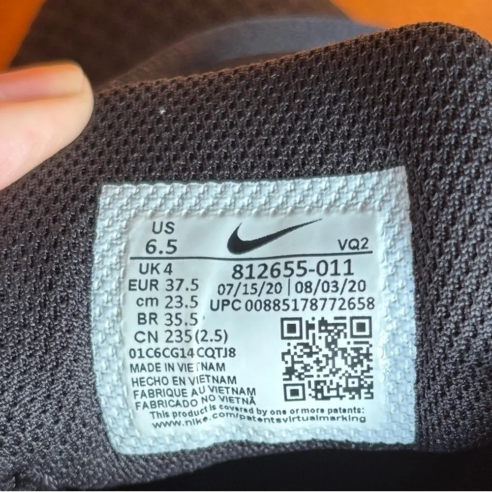 Nike Women's Black and White Tanjun - Picture 5 of 5